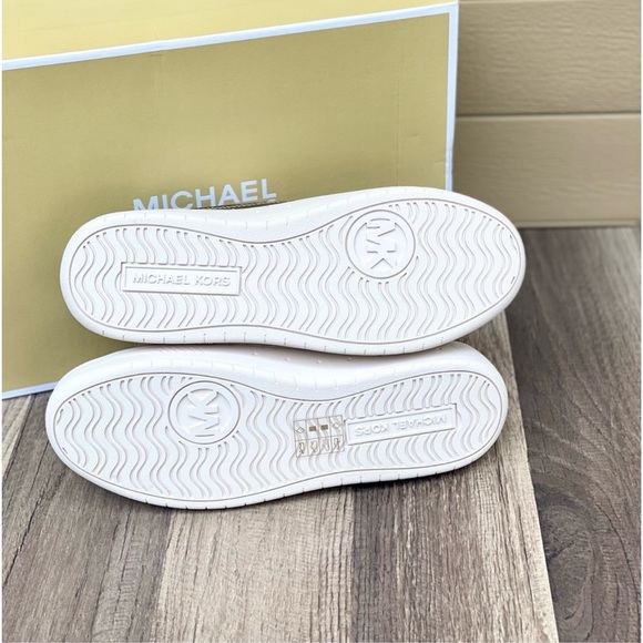 Michael Kors Shea Lace up Sneakers
Olive color - Picture 7 of 10